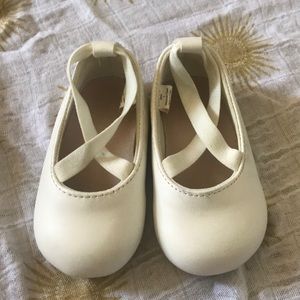 Toddler size 3 white flats 😇